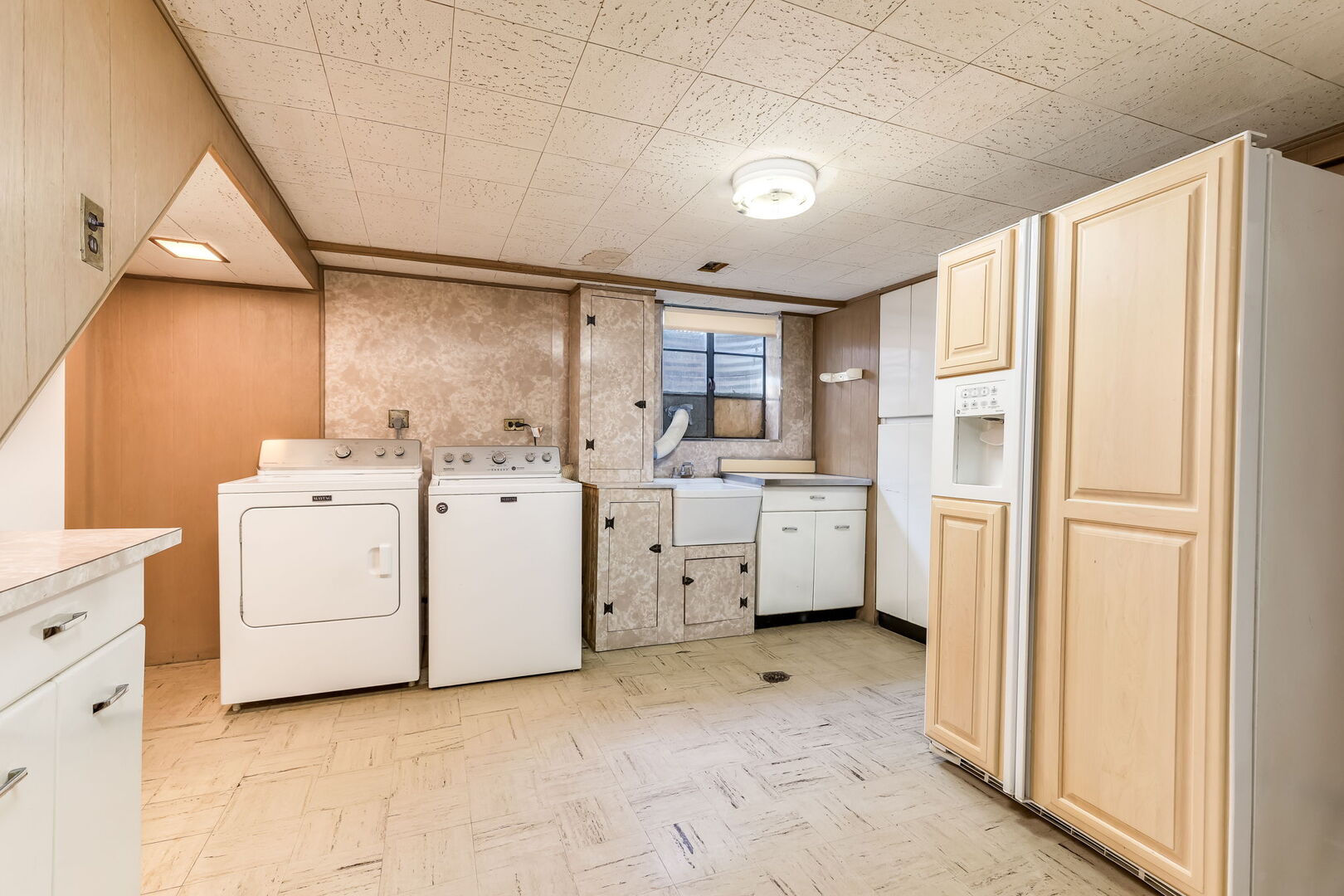 Elmhurst, Illinois 60126, United States, 3 Bedrooms Bedrooms, ,3 BathroomsBathrooms,Residential,Contingent,232315