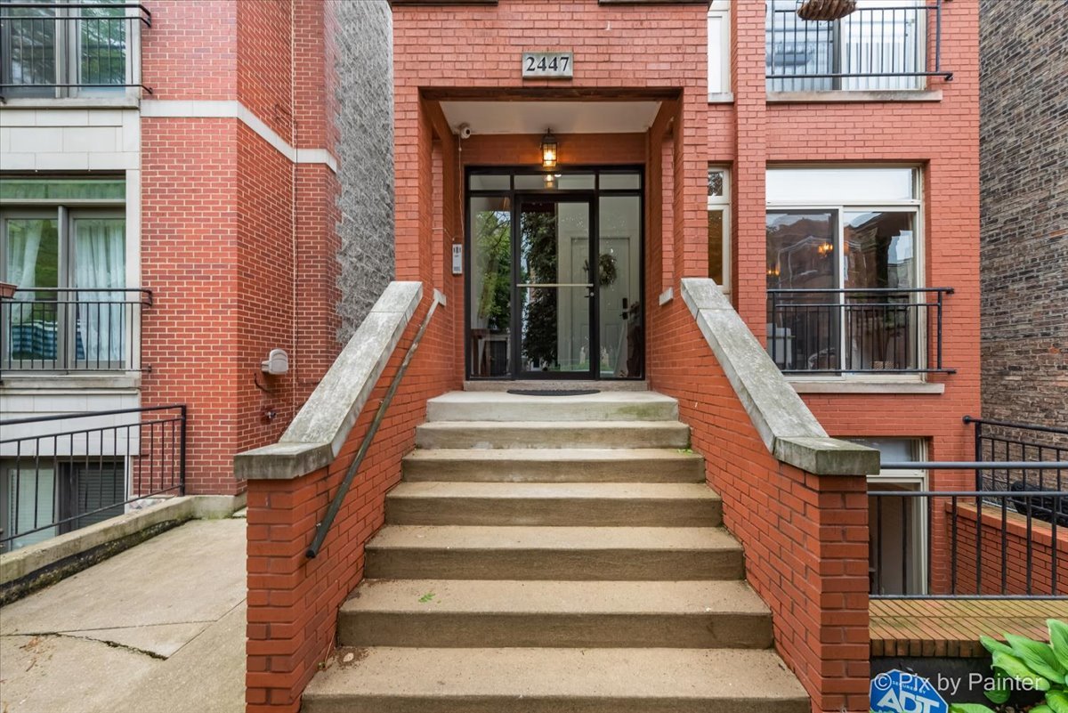 2447 W Walton Street 1
