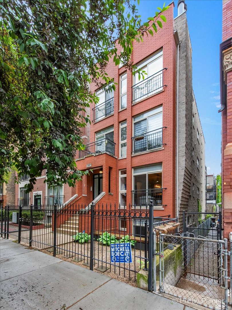 2447 W Walton Street 1