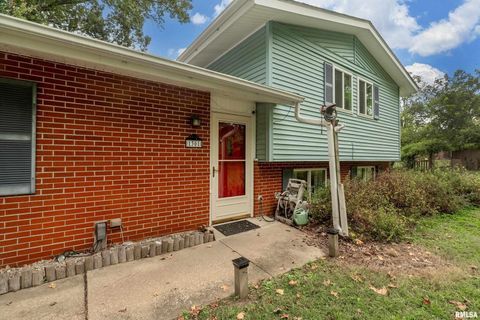 Tiny photo for 1301 W COURT Street, Carbondale, IL 62901 (MLS # EB460069)