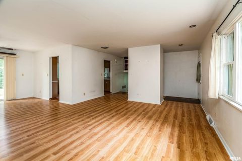 Tiny photo for 1301 W COURT Street, Carbondale, IL 62901 (MLS # EB460069)