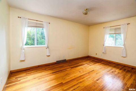 Tiny photo for 1301 W COURT Street, Carbondale, IL 62901 (MLS # EB460069)