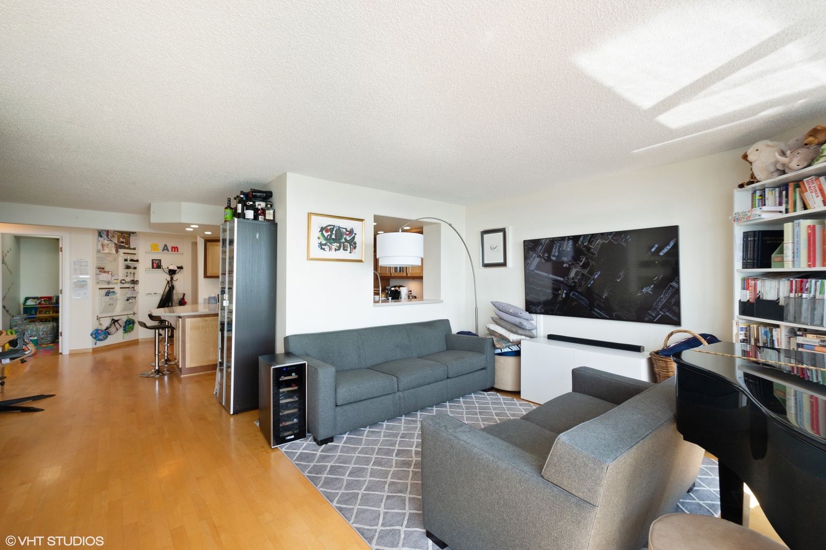 195 N HARBOR Drive 703