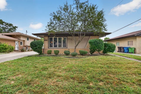 Tiny photo for 9915 S KENTON Avenue, Oak Lawn, IL 60453 (MLS # 12762864)
