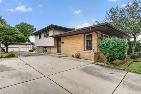 Tiny photo for 9915 S KENTON Avenue, Oak Lawn, IL 60453 (MLS # 12762864)