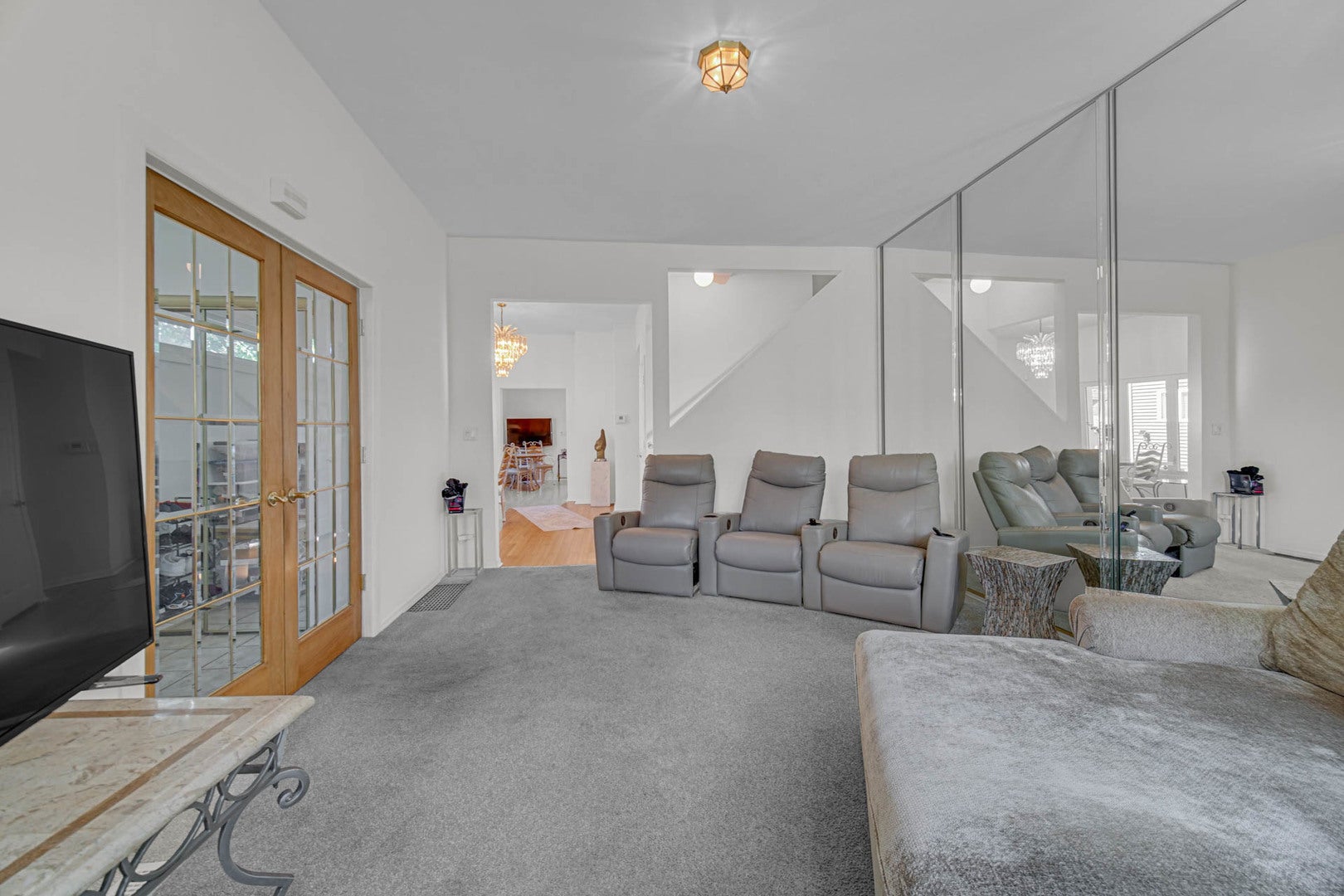 523 E 89th Place