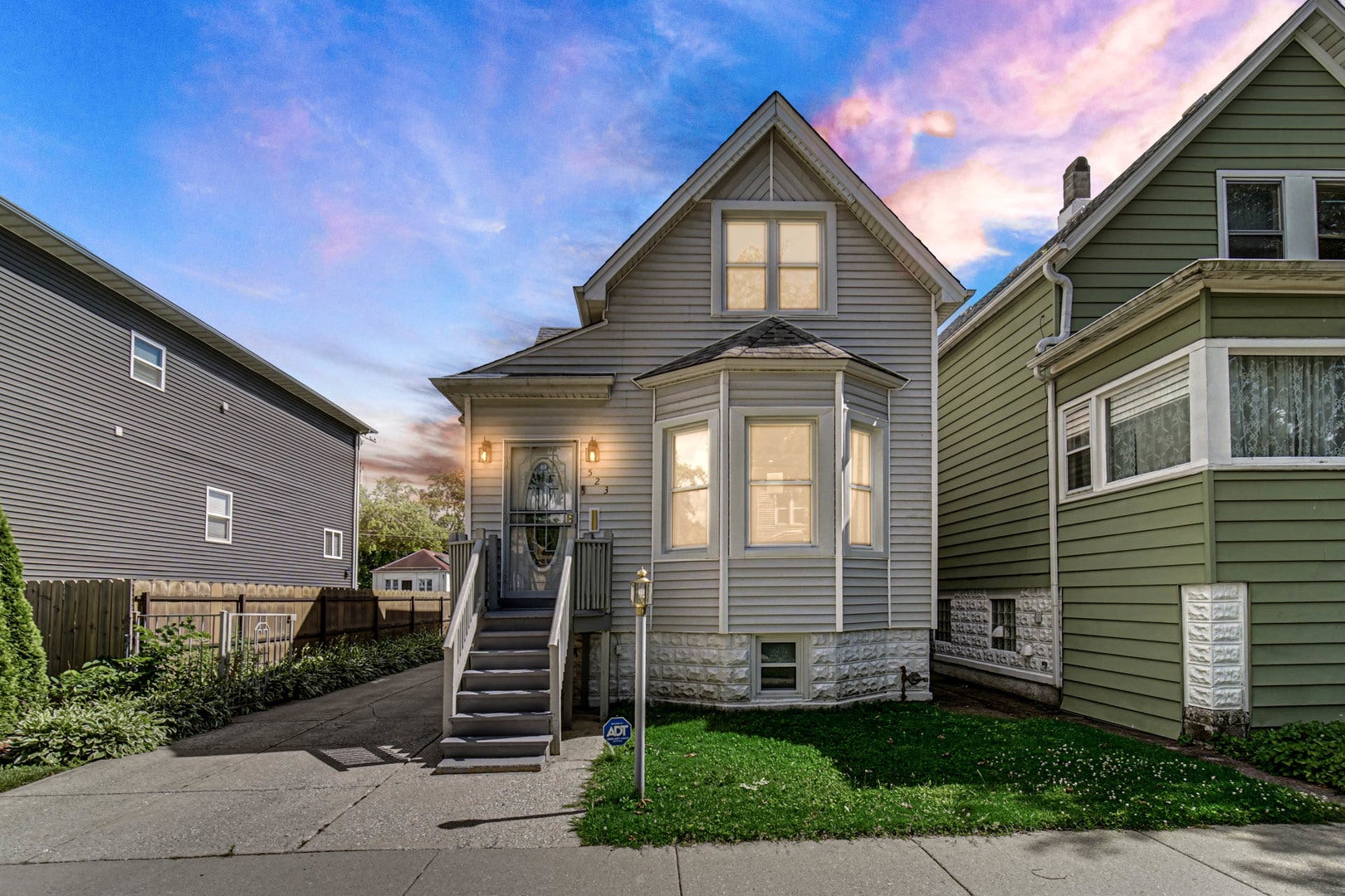 523 E 89th Place