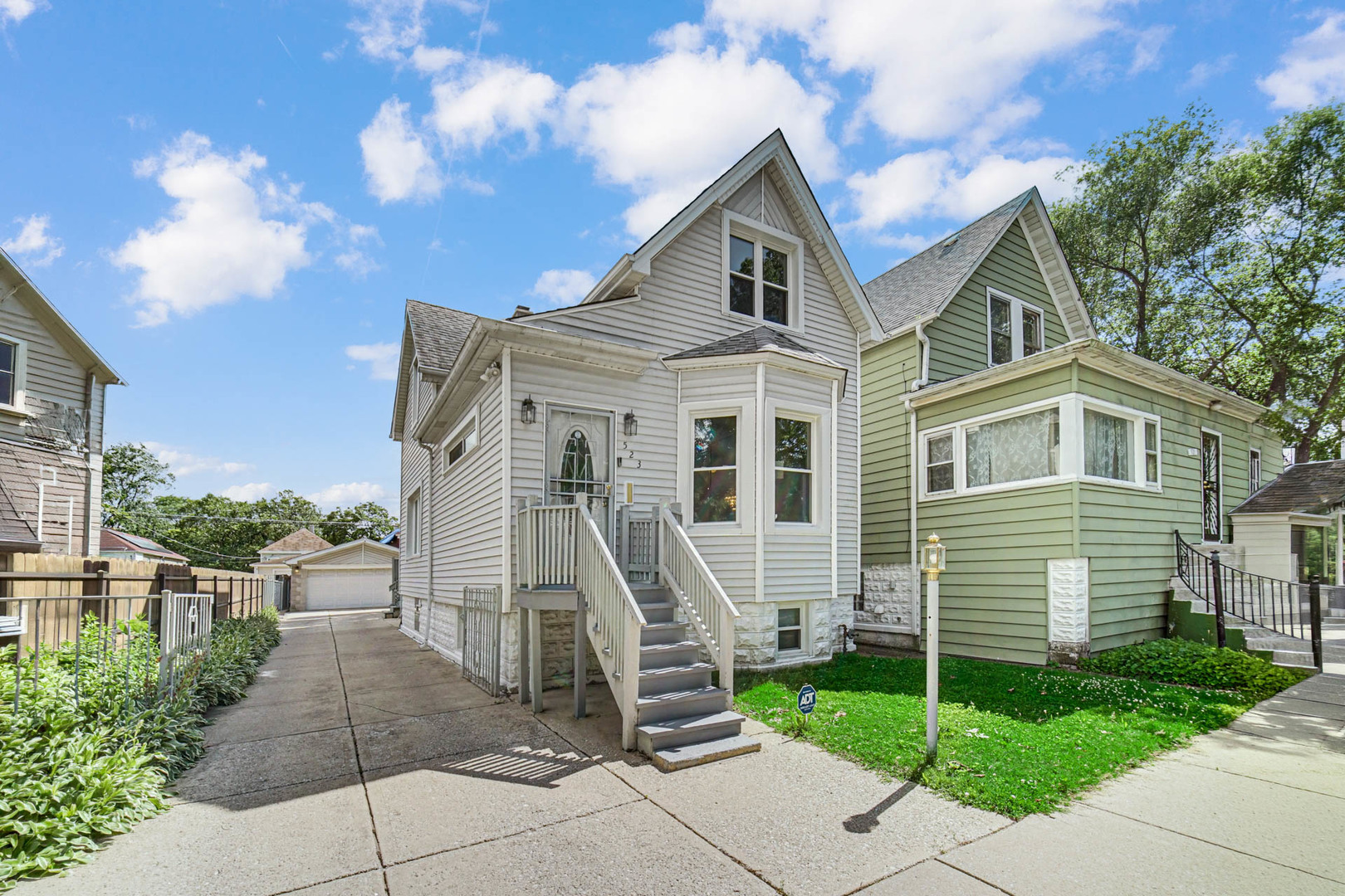 523 E 89th Place