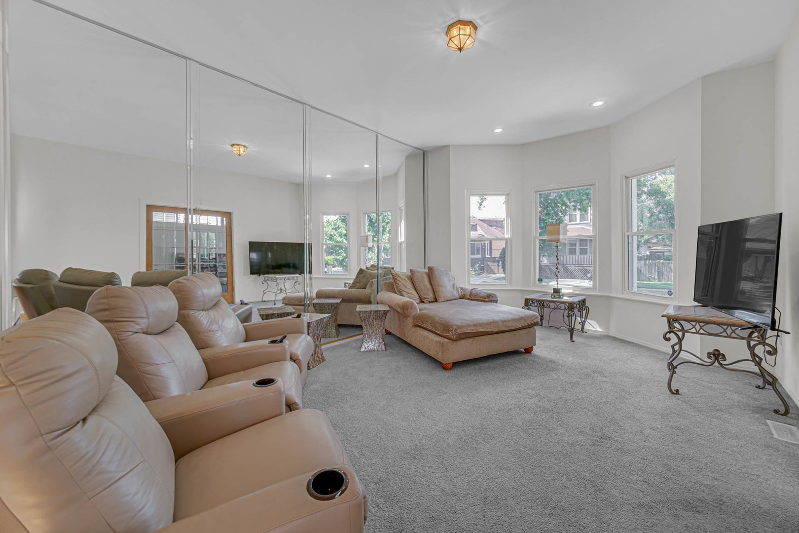 523 E 89th Place