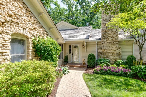 Tiny photo for 10 Court of Fox River Valley, Lincolnshire, IL 60069 (MLS # 12697562)