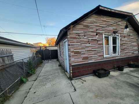 Tiny photo for 2939 N Lotus Avenue, Chicago, IL 60641 (MLS # 12516659)