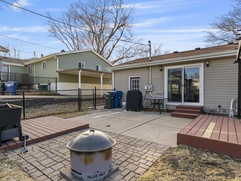 Tiny photo for 2415 N Hazelwood Avenue, Davenport, IA 52804 (MLS # 12560026)