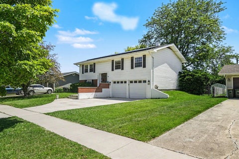 Tiny photo for 1355 Devonshire Lane, Hoffman Estates, IL 60169 (MLS # 12679602)