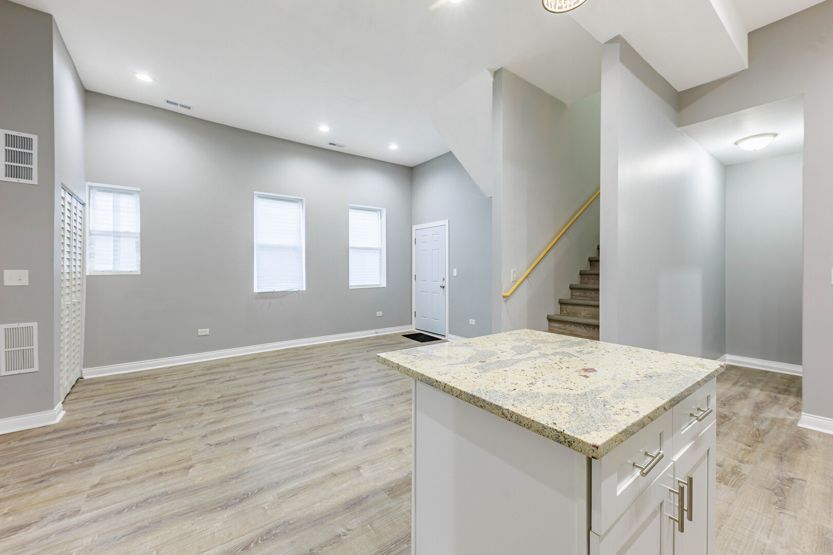 2800 S Saint Louis Avenue