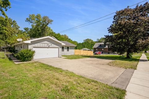 Photo of 160 E Terra Cotta Avenue, Crystal Lake, IL 60014 (MLS # 12506941)