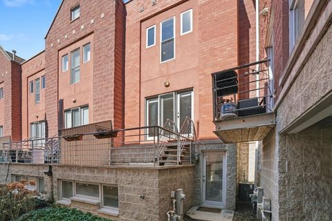 Photo of 2940 N Lakewood Avenue #7, Chicago, IL 60657 (MLS # 12585392)