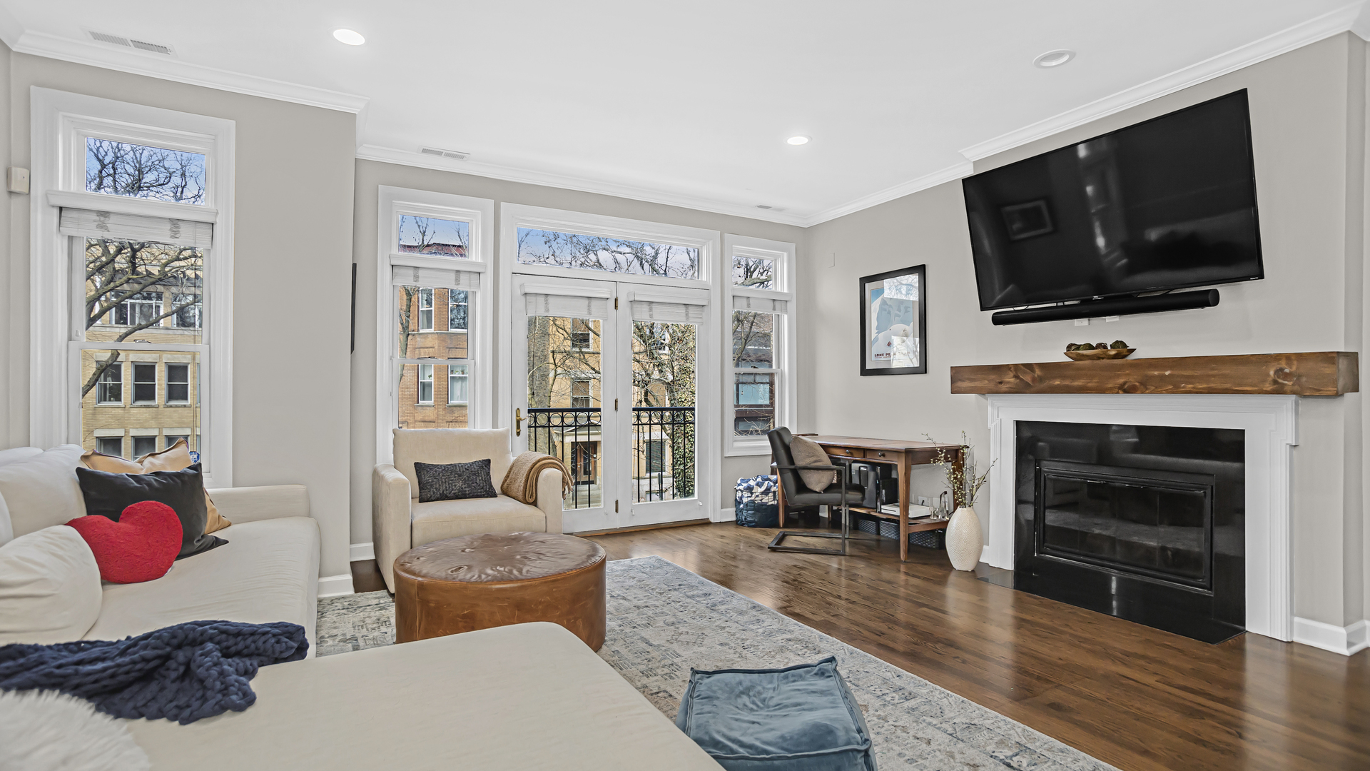 1131 W WOLFRAM Street 2