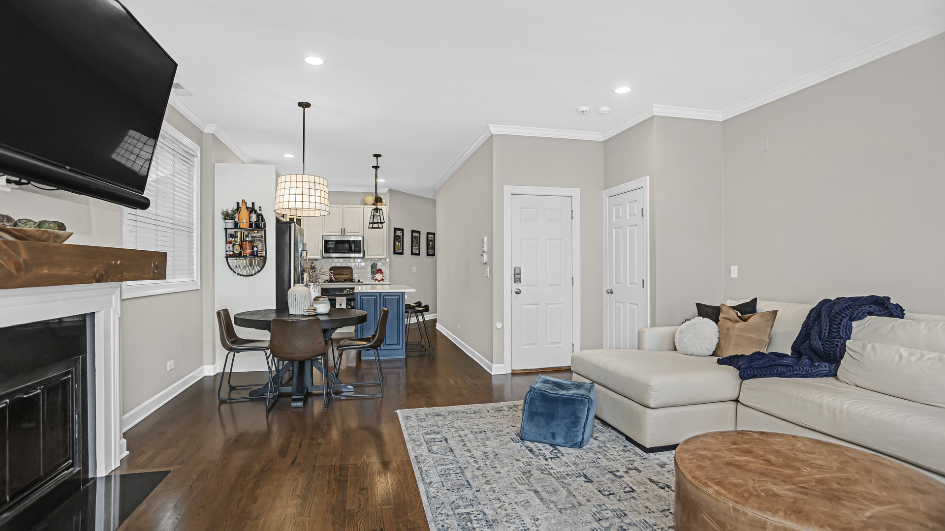 1131 W WOLFRAM Street 2