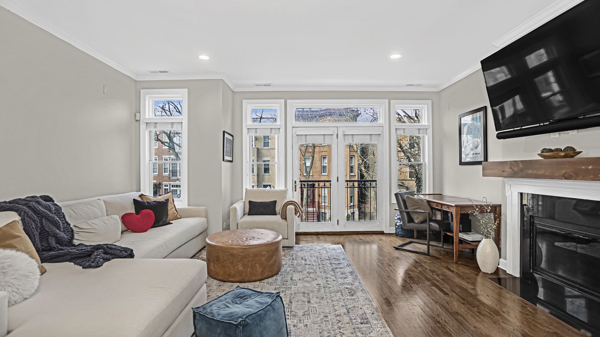 1131 W WOLFRAM Street 2