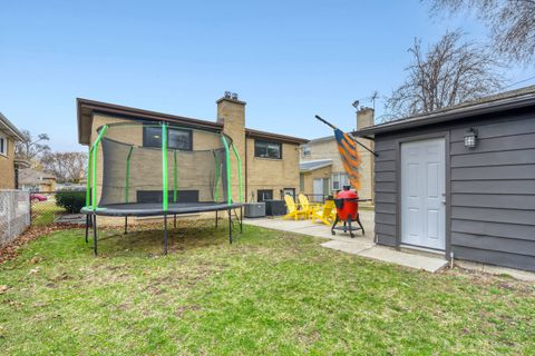 Tiny photo for 7065 N Hamlin Avenue, Lincolnwood, IL 60712 (MLS # 12589386)