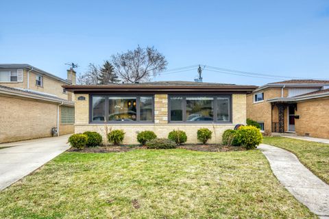 Tiny photo for 7065 N Hamlin Avenue, Lincolnwood, IL 60712 (MLS # 12589386)