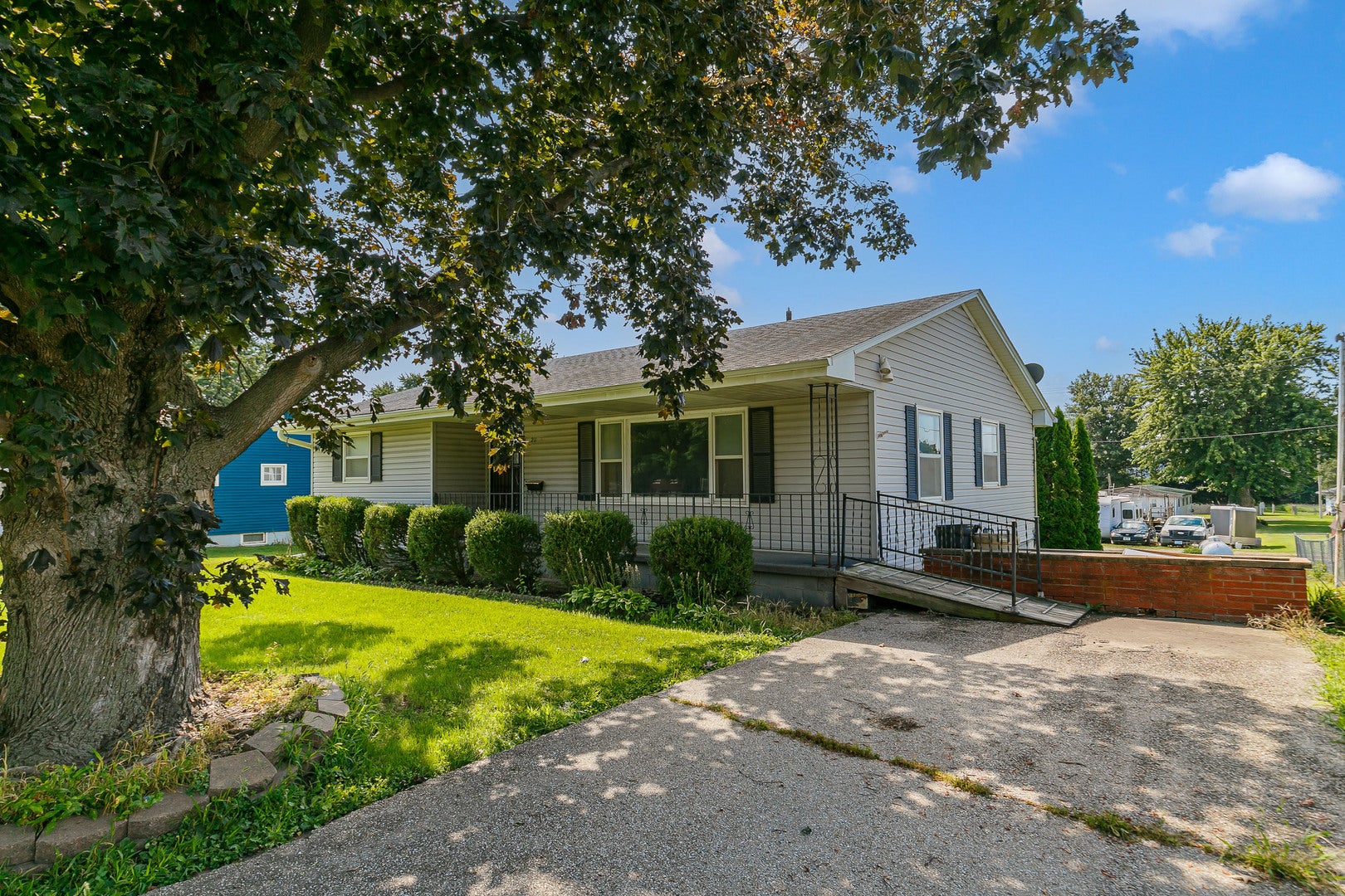 211 W Lincolnway