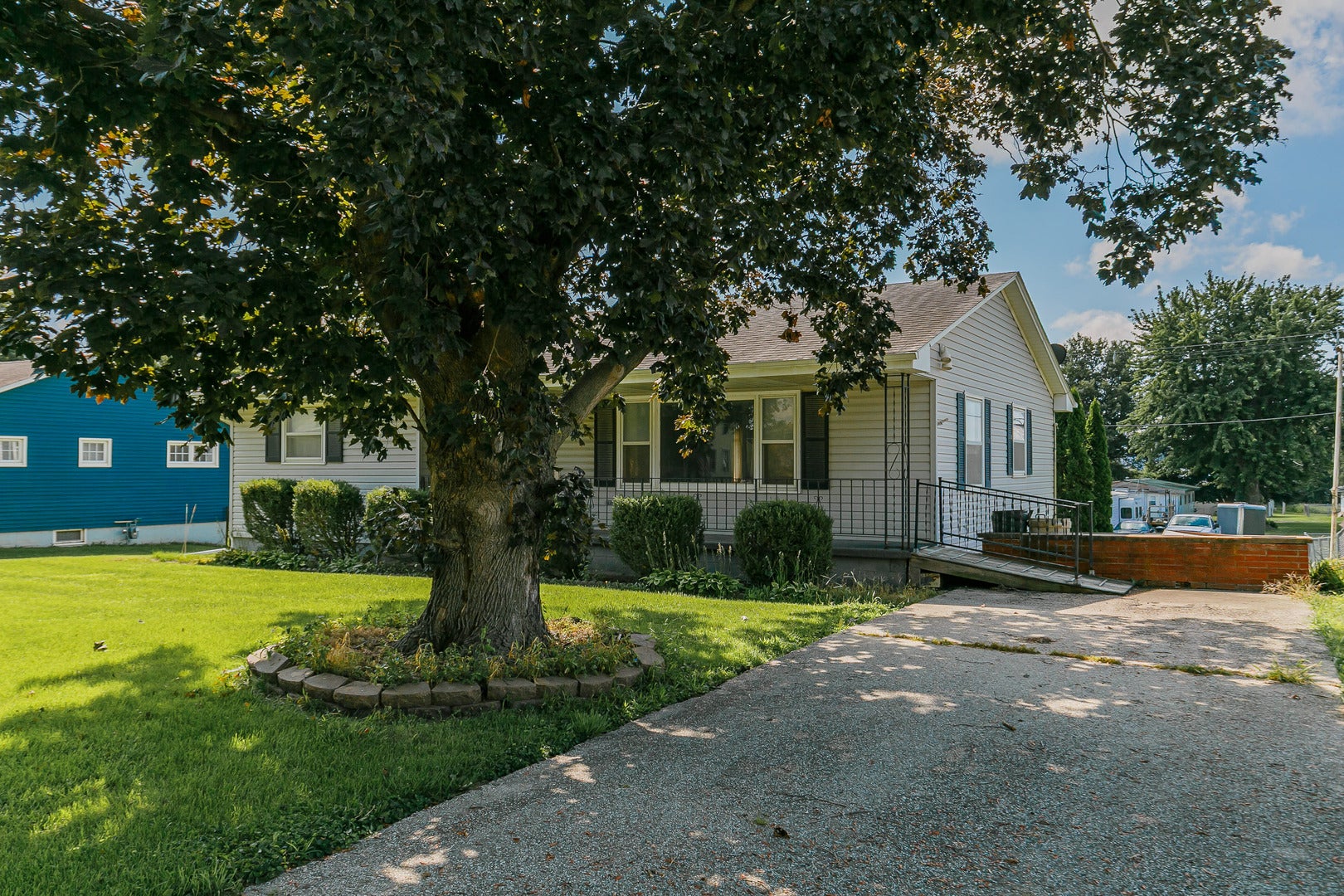 211 W Lincolnway