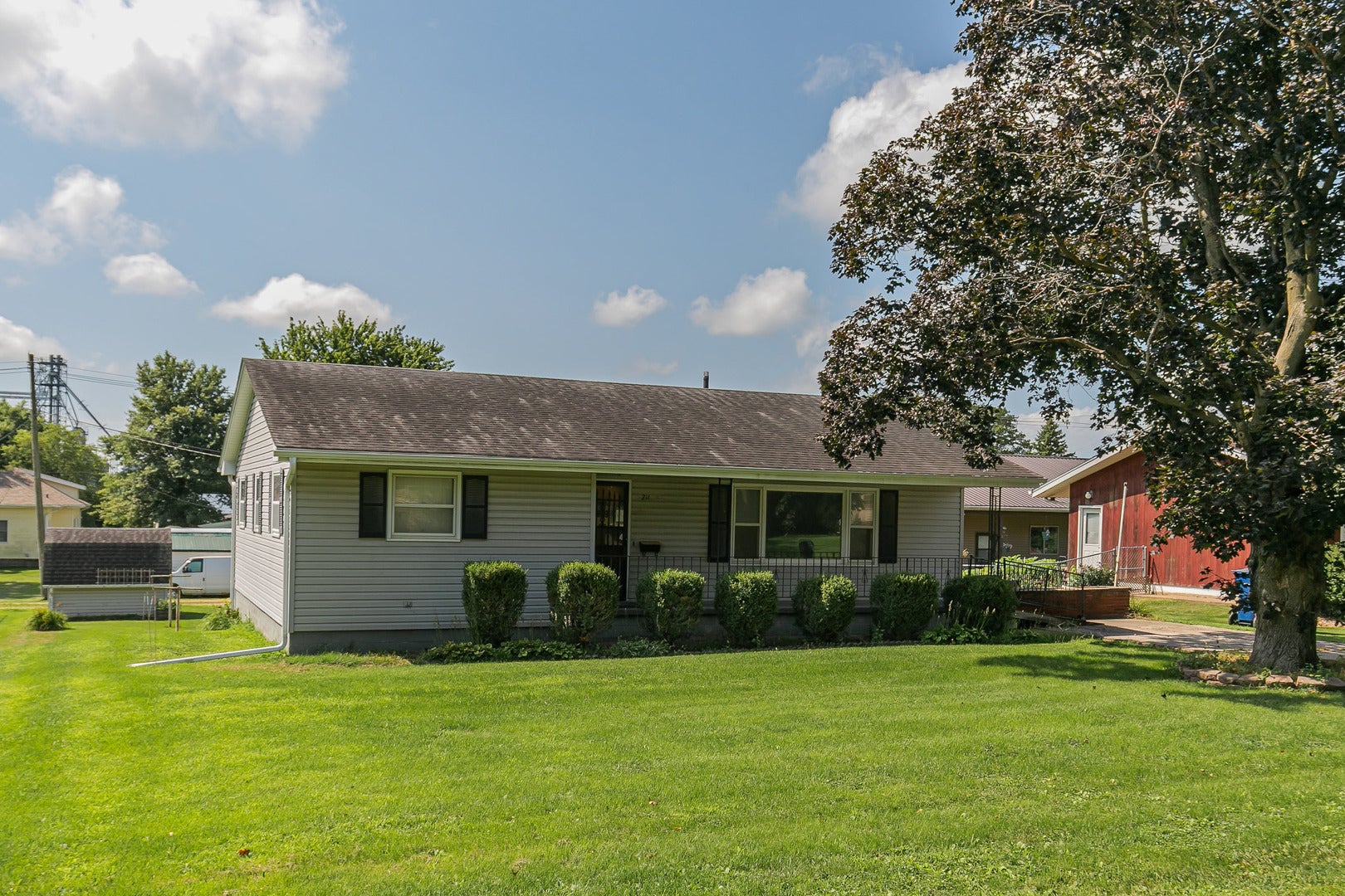211 W Lincolnway