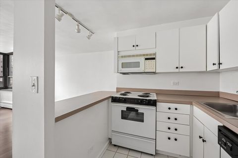 Tiny photo for 33 E Cedar Street #7D, Chicago, IL 60611 (MLS # 12605211)