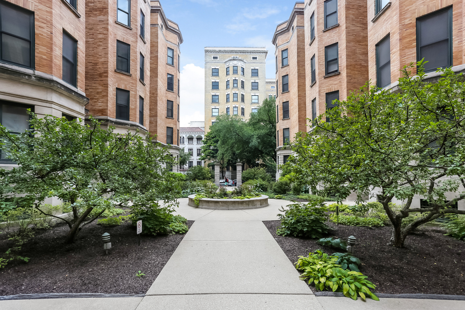 550 W Surf Street 512