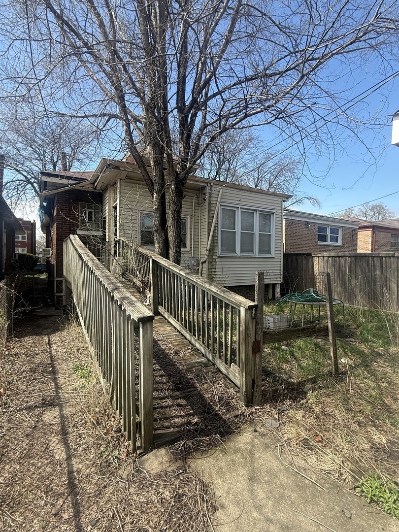 7557 S Paxton Avenue