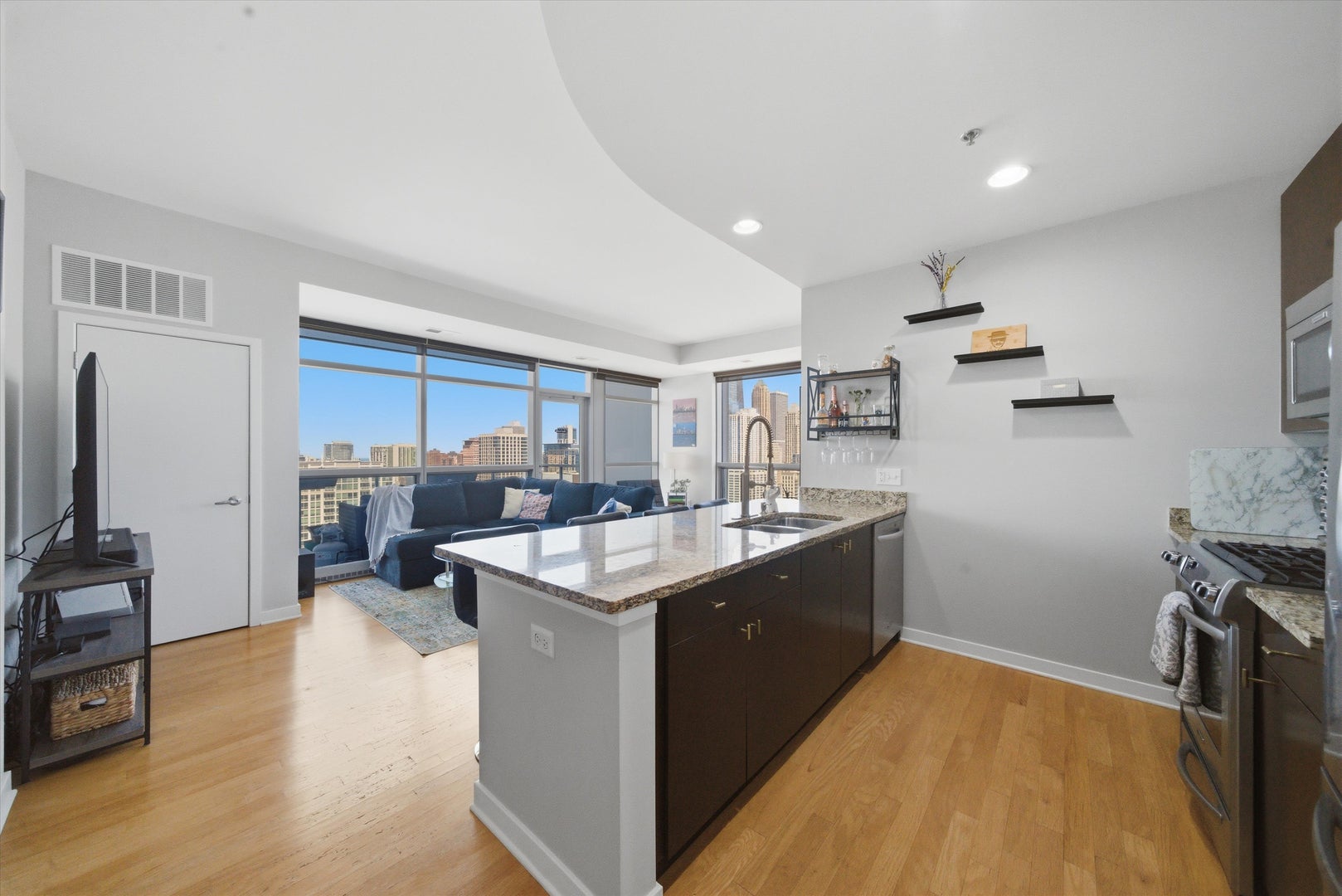 303 W Ohio Street 2902