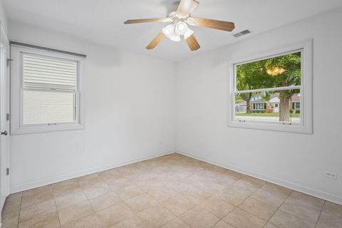 Tiny photo for 837 E Rockland Road, Libertyville, IL 60048 (MLS # 12496585)