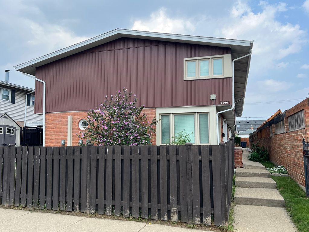 Photo for 7766 W Higgins Road #E, Chicago, IL 60631 (MLS # 12460083)