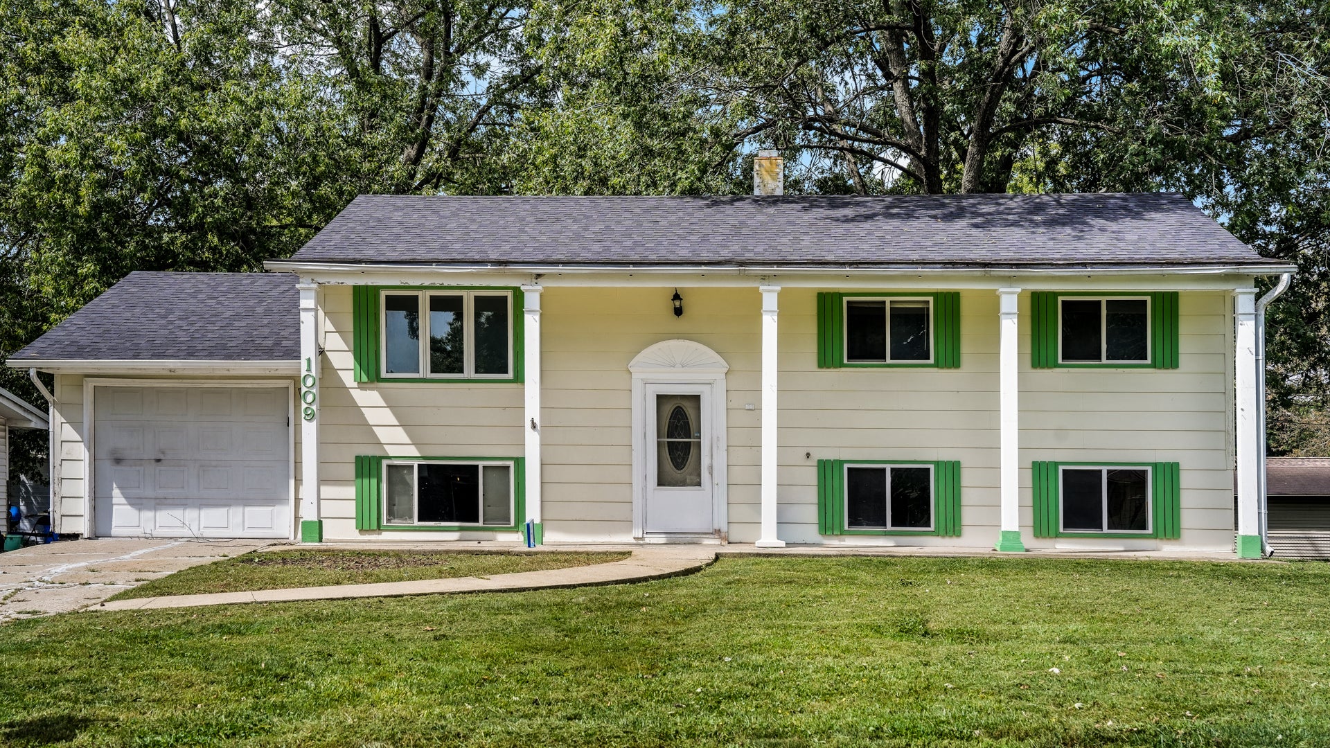 1009 Holiday Drive