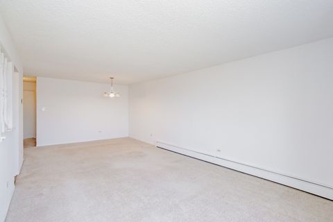 Tiny photo for 4 Crestview Lane #10, Vernon Hills, IL 60061 (MLS # 12588342)