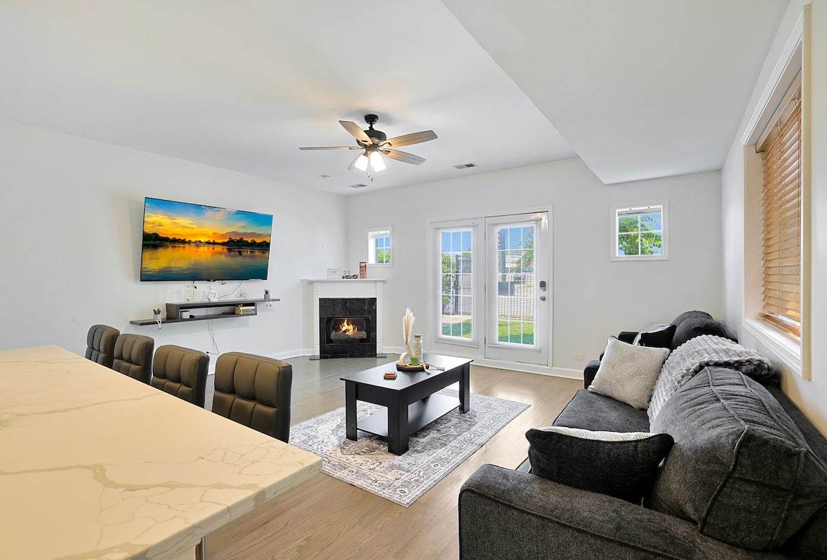 2355 W Congress Parkway 1
