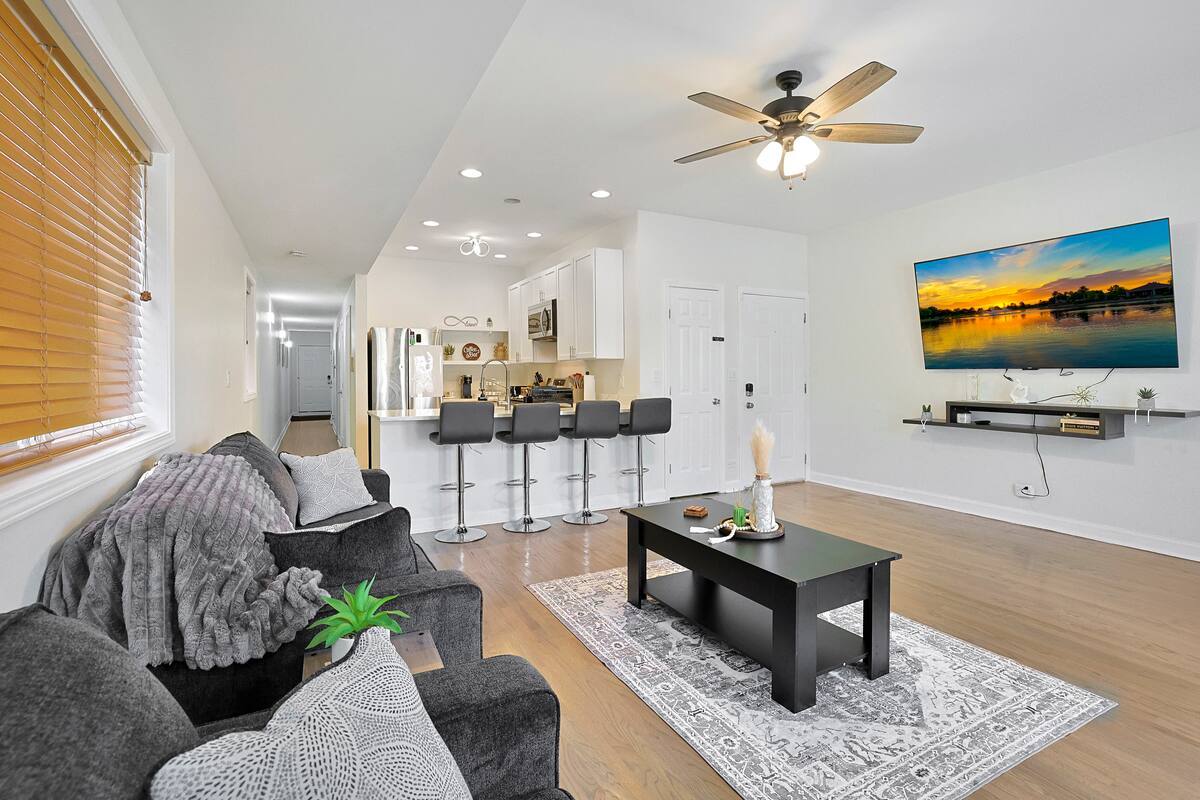2355 W Congress Parkway 1