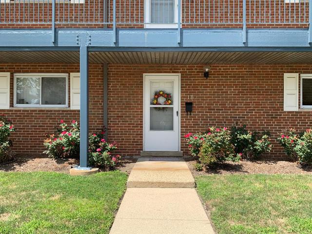 Photo 1 of 22 — 1910 W Hatherleigh Court 1B, Mount Prospect, IL 60056