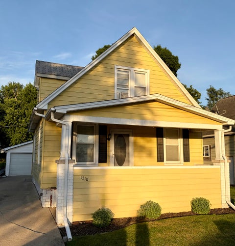Photo of 1210 S Oak Street, Bloomington, IL 61701 (MLS # 12669118)