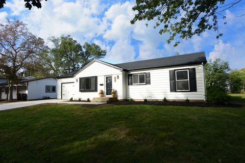 Tiny photo for 600 Sussex Lane, Crystal Lake, IL 60014 (MLS # 12495194)