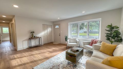 Tiny photo for 600 Sussex Lane, Crystal Lake, IL 60014 (MLS # 12495194)