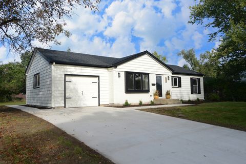Tiny photo for 600 Sussex Lane, Crystal Lake, IL 60014 (MLS # 12495194)