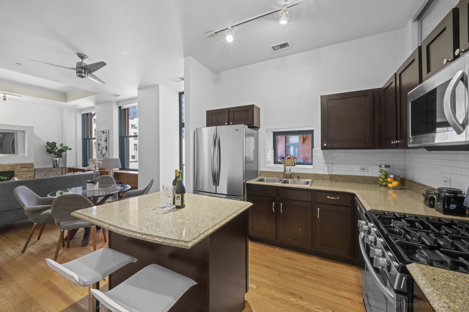 208 W WASHINGTON Street 1006