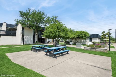 Tiny photo for 9701 N Dee Road #2I, Niles, IL 60714 (MLS # 12487775)