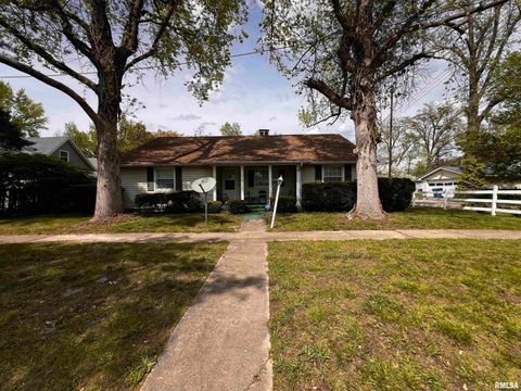 Photo of 810 E 7TH Street, Centralia, IL 62801 (MLS # EB459772)