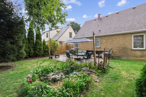 Tiny photo for 2321 Lee Street, Evanston, IL 60202 (MLS # 12461463)