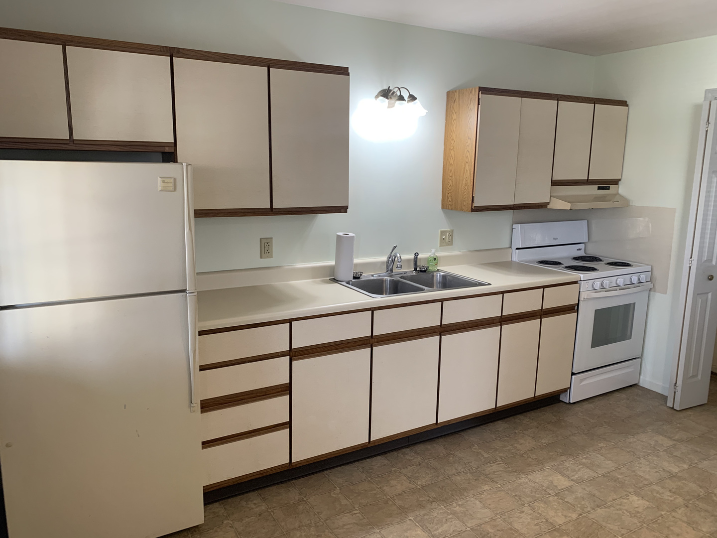 551-564 N Clarence Avenue