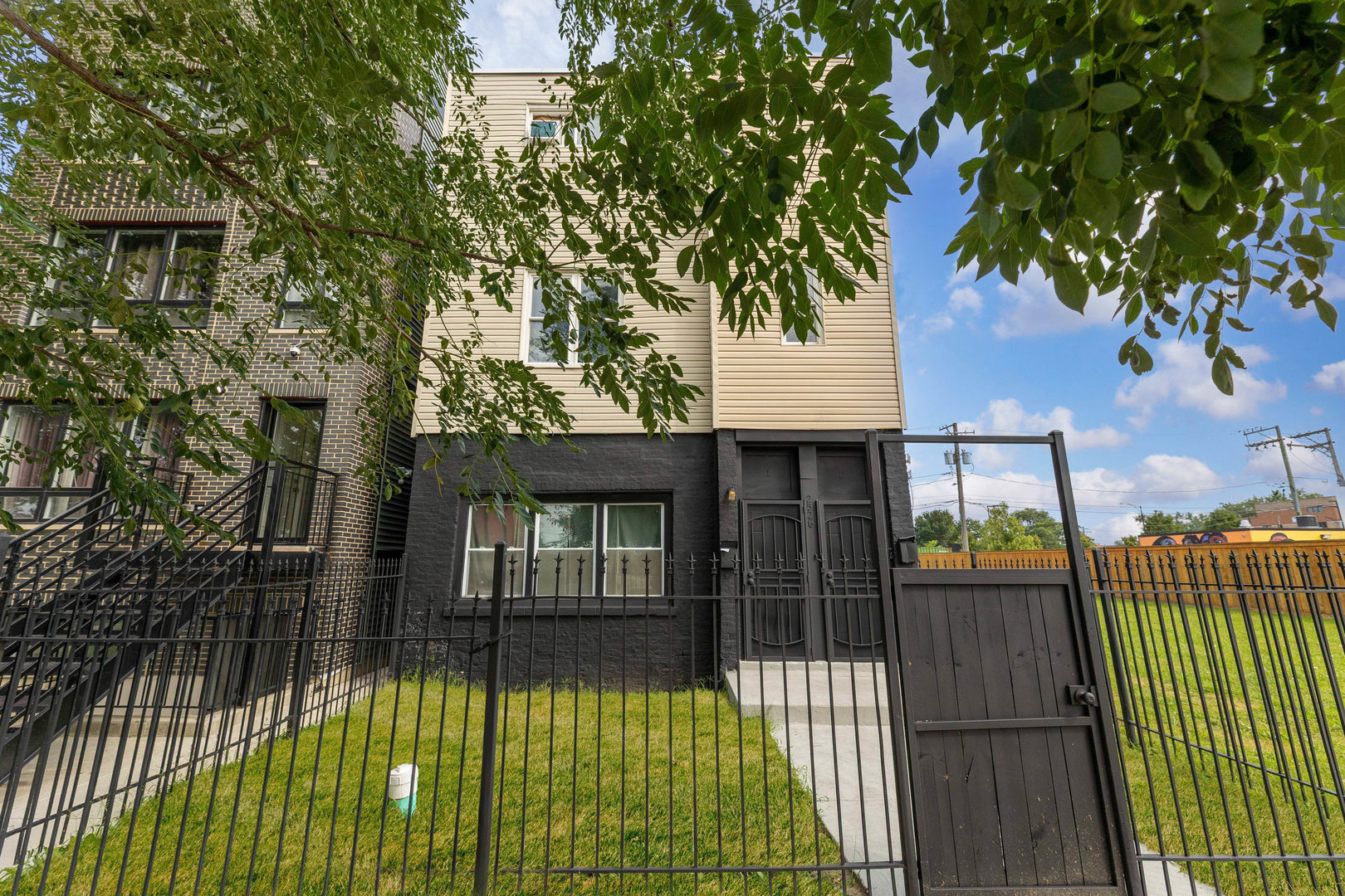 2526 W Monroe Street