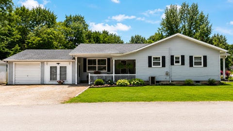 Tiny photo for 308 N 9th Street, Benton, IL 62812 (MLS # 12691768)